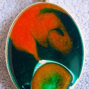 Halsketten Anhänger Epoxidharz 40x30 mm in den Farben Orange, Schwarz und Grün