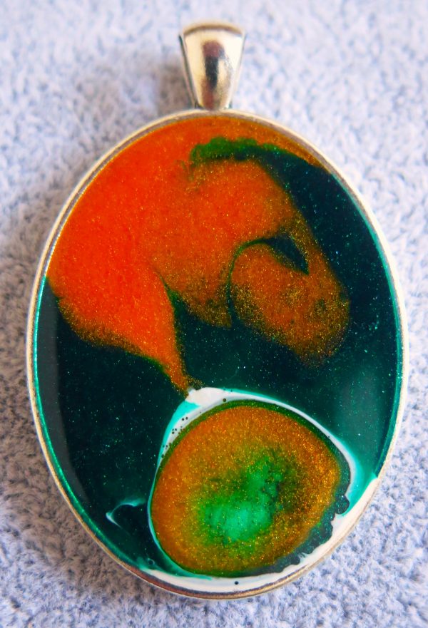 Halsketten Anhänger Epoxidharz 40x30 mm in den Farben Orange, Schwarz und Grün