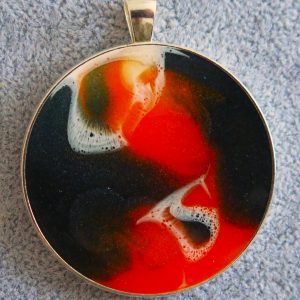 Hals Ketten Anhänger Epoxidharz D 43mm in den Farben Orange &Schwarz