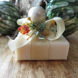 weihnachtlich dekorierte Blockseife "Schneerose"