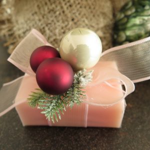 weihnachtlich dekorierte Blockseife "Pfingstrose"