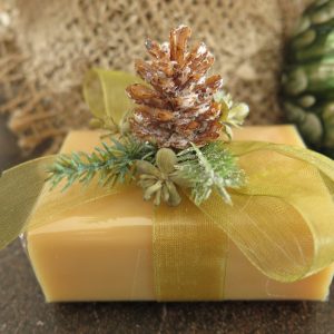 weihnachtlich dekorierte Blockseife "Zirbe"