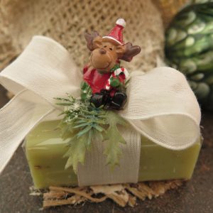 weihnachtlich dekorierte Blockseife "Eisenkraut"