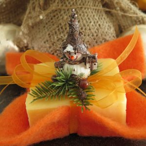 weihnachtlich dekorierte Schafmilchseife kaltgerührt "Quitte