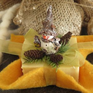 weihnachtlich dekorierte Schafmilchseife kaltgerührt "Zirbe"