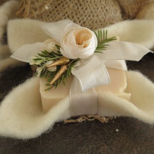 weihnachtlich dekorierte Schafmilchseife kaltgerührt "Schneerose"