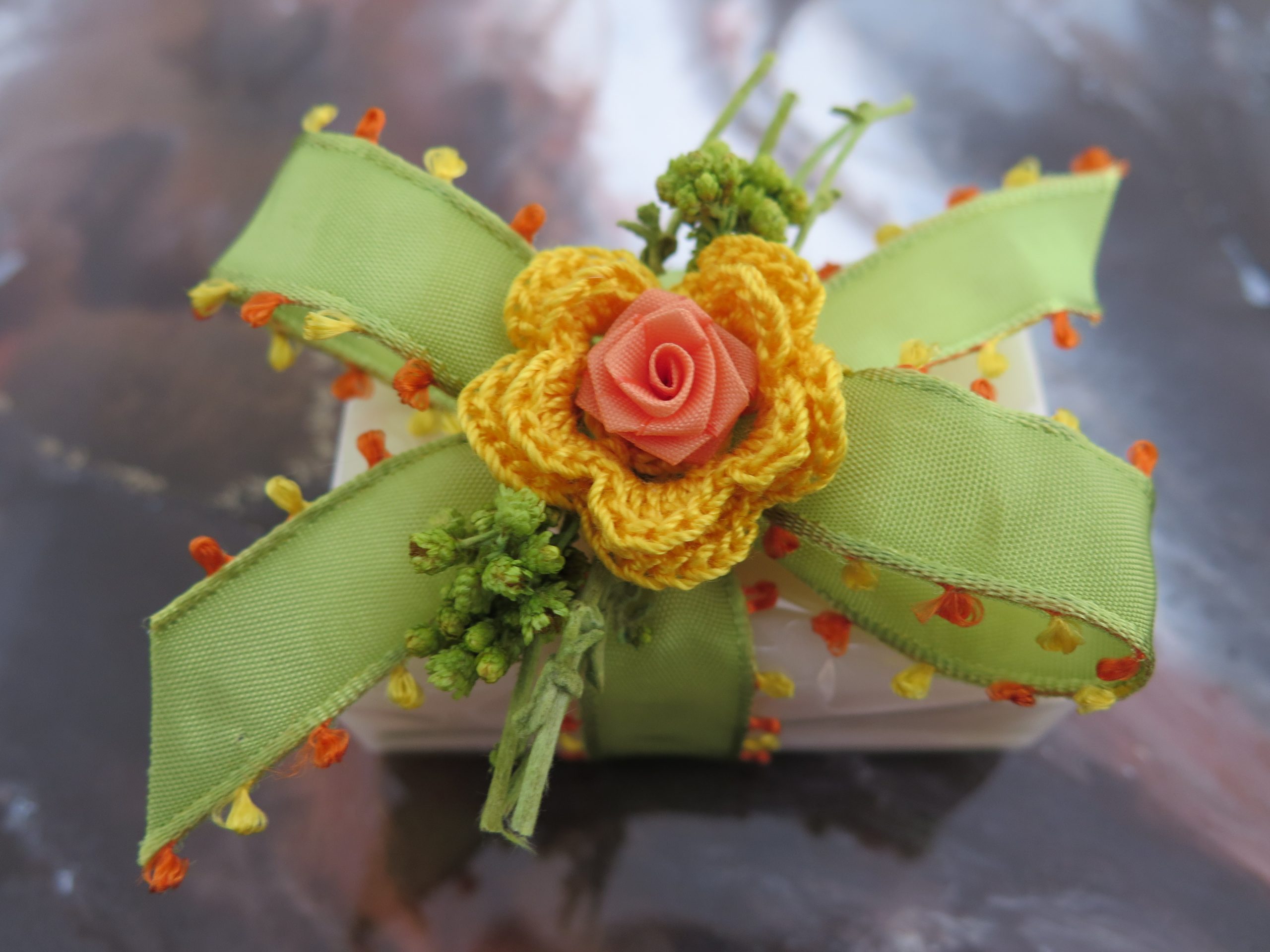 Schafmilchseife eckig, Classic 100 gr. Dekoration mit selbst gehäkelter Rose